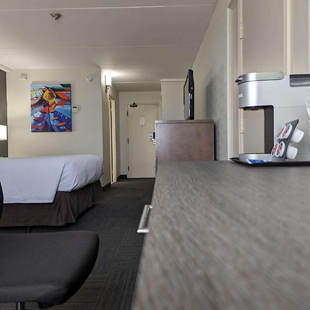 Best Western Plus Toronto Airport Hotel Mississauga Exterior photo