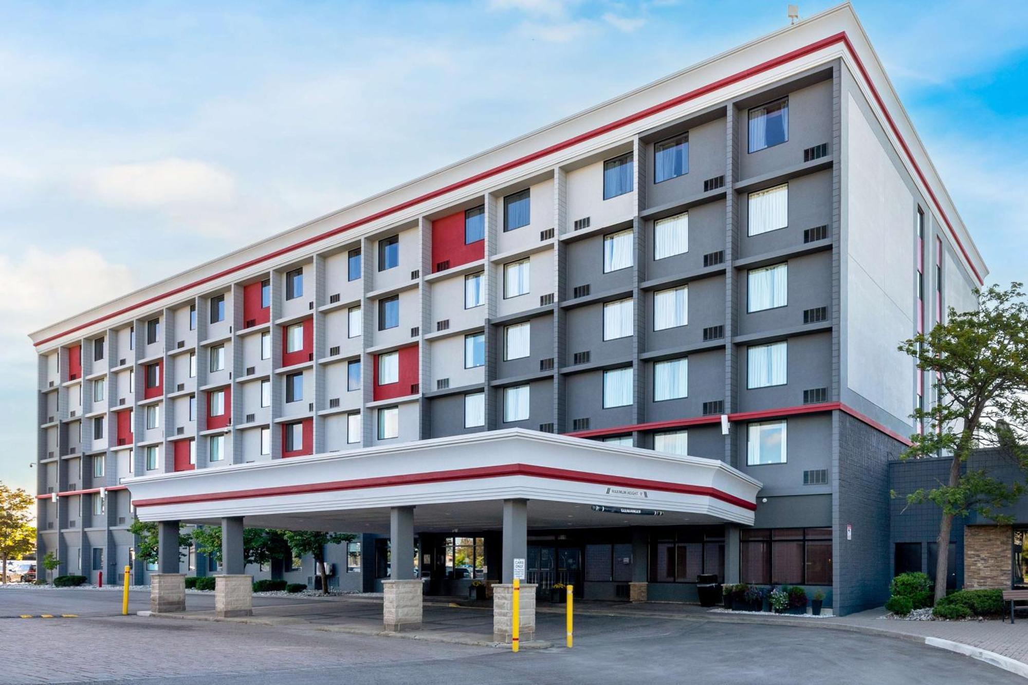 Best Western Plus Toronto Airport Hotel Mississauga Exterior photo