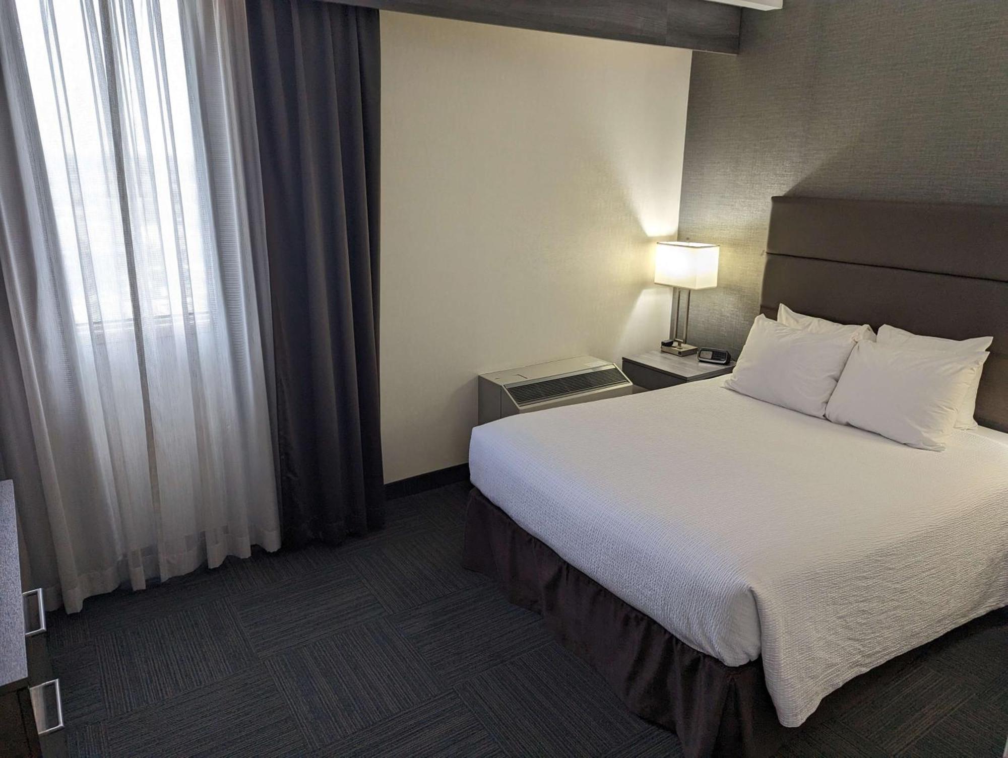 Best Western Plus Toronto Airport Hotel Mississauga Exterior photo