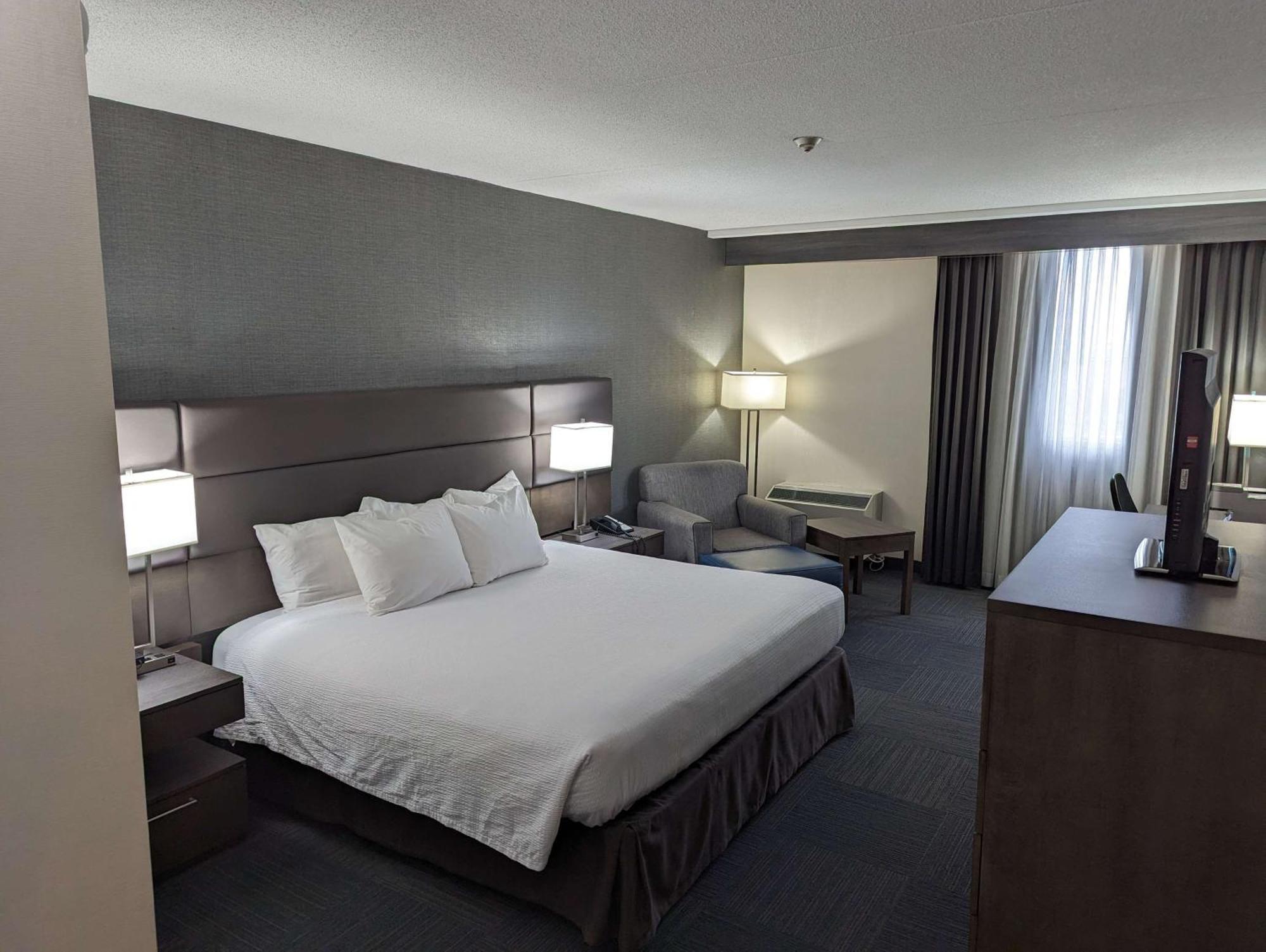 Best Western Plus Toronto Airport Hotel Mississauga Exterior photo