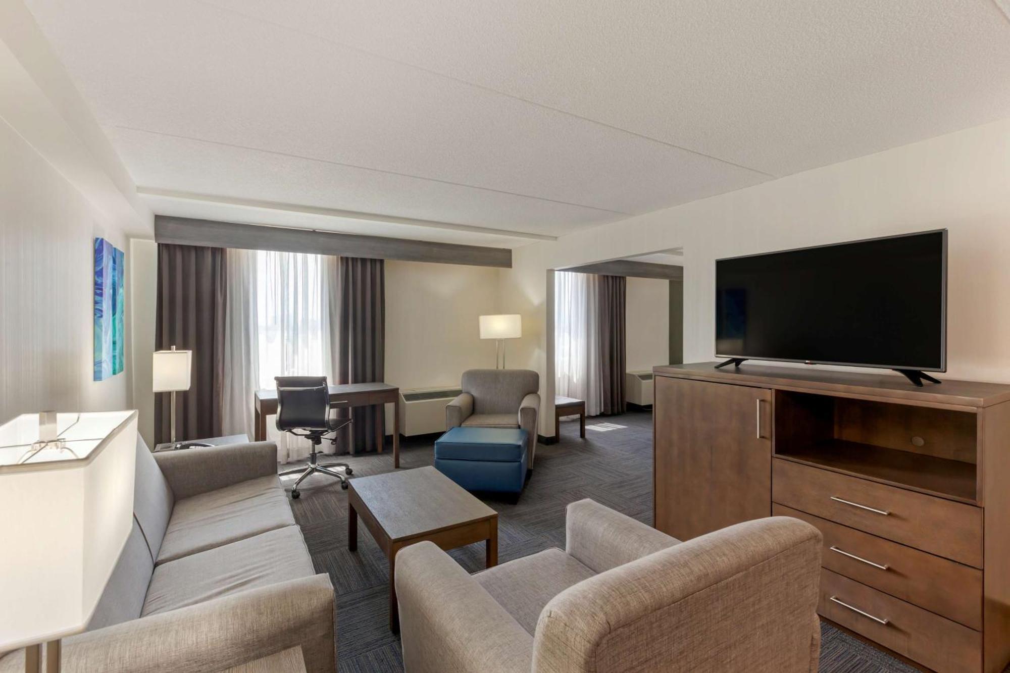 Best Western Plus Toronto Airport Hotel Mississauga Exterior photo