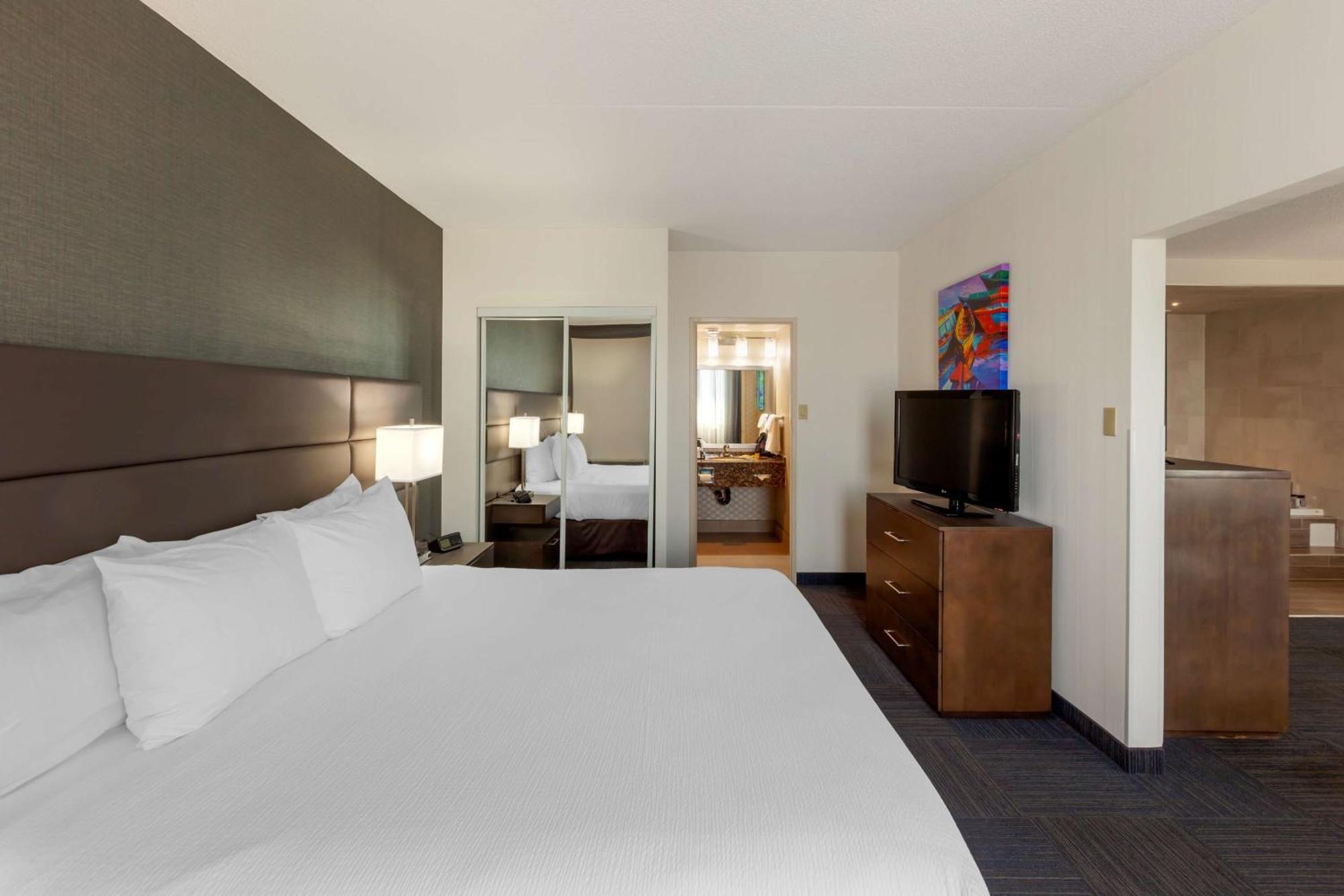 Best Western Plus Toronto Airport Hotel Mississauga Exterior photo