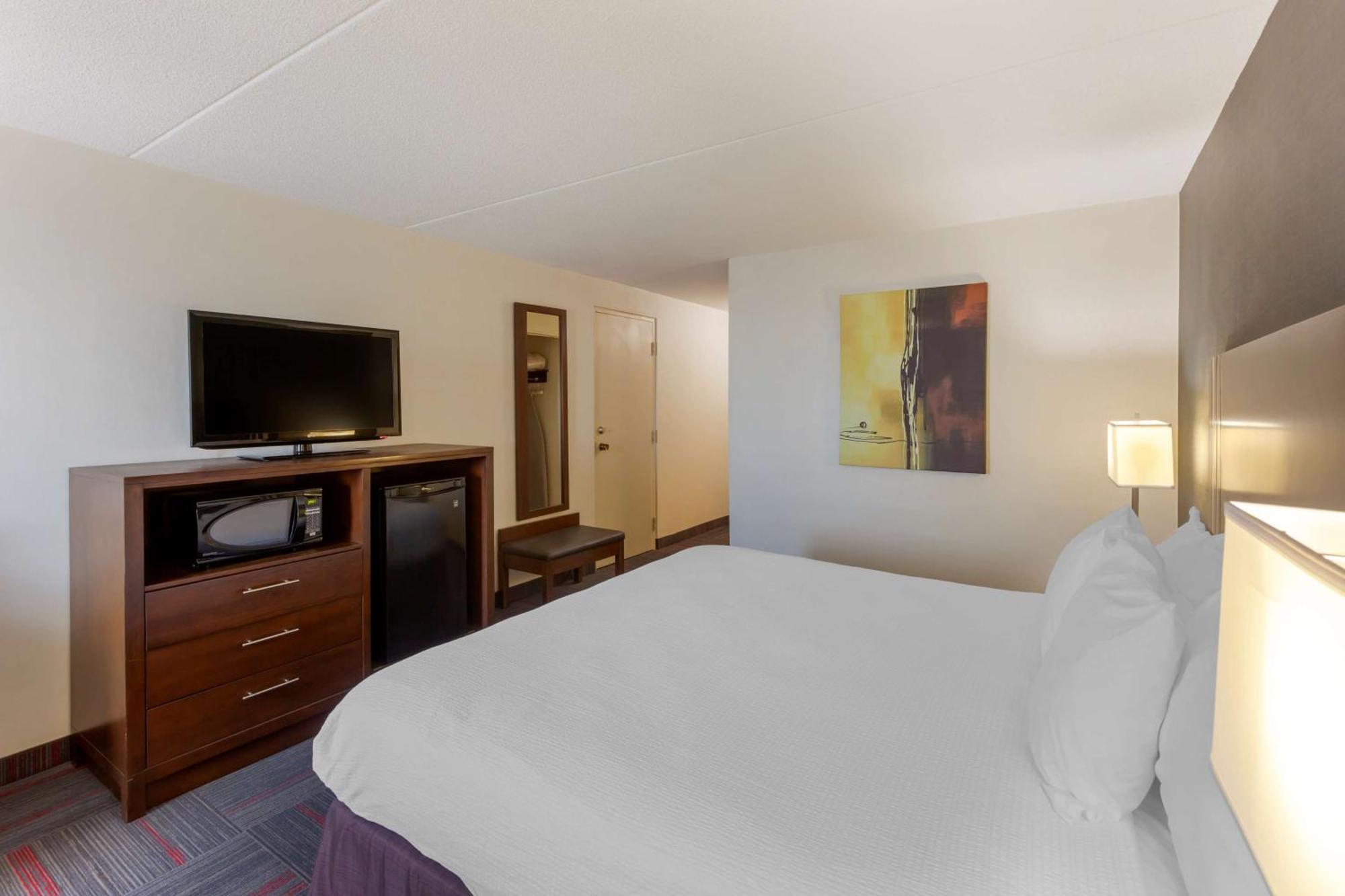 Best Western Plus Toronto Airport Hotel Mississauga Exterior photo