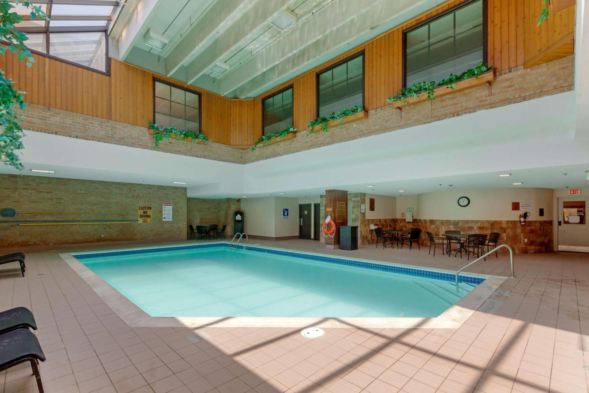 Best Western Plus Toronto Airport Hotel Mississauga Exterior photo